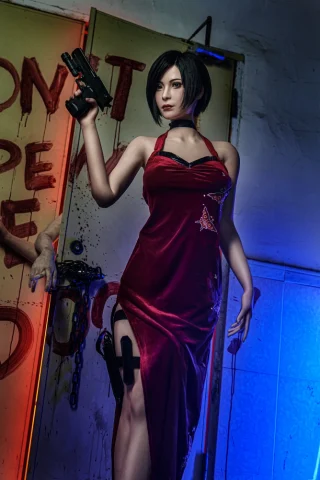 Ada Wong 166cm stands confidently in a red dress, holding a gun, with a dramatic background featuring graffiti and chains.