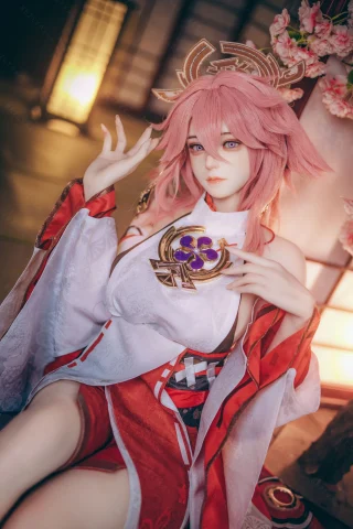 **Alt Text:** 0264-Campanula3-YaeMiko-2.2CF-[155M] (12) features a doll with pink hair, wearing a traditional white and red outfit, adorned with a floral emblem.