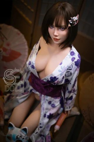 A seated doll with short brown hair, wearing a floral kimono and a purple obi, surrounded by decorative parasols.