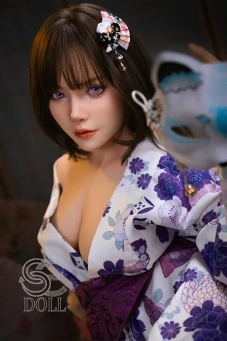 SES068-155-D-Head119SO-KemenyE-18 features a lifelike doll in a floral kimono with striking purple eyes and elegant accessories.