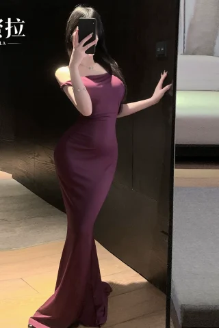 Elegant backless pleated bodycon dress in deep burgundy, perfect for special occasions.