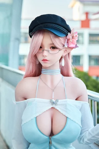 Bezlya Calla, 155cm, wearing a light blue outfit with a zipper, glasses, and a black cap, standing outdoors.